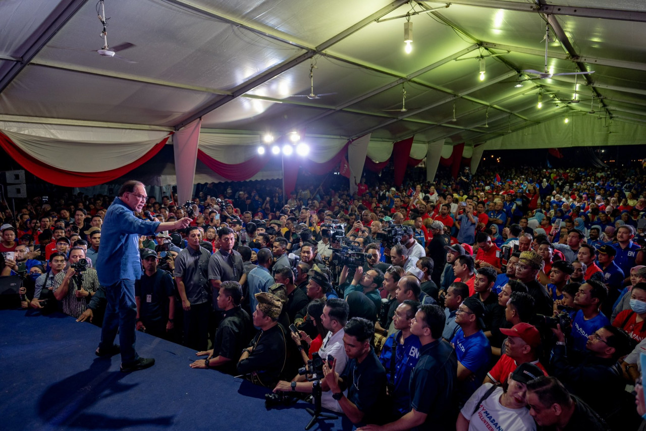Datuk Seri Anwar Ibrahim stresses the importance of the Selangor elections, with opponents attempting to unseat the government, highlighting the need for a vigorous campaign by the Pakatan Harapan and Barisan Nasional machinery. – @anwaribrahim Twt pic, July 8, 2023