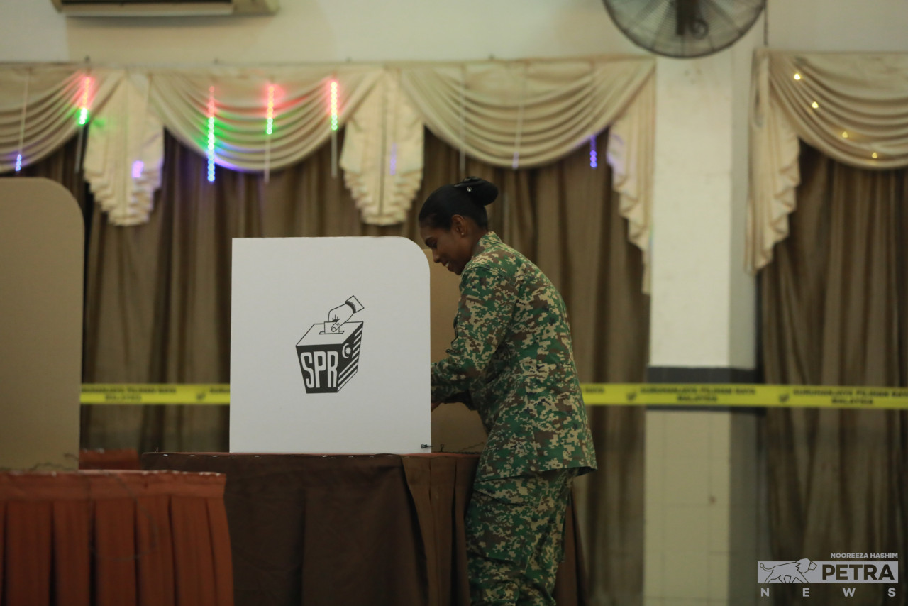 An army staffer in Batu Caves casts her ballot today in early voting for the state elections. – NOOREEZA HASHIM/The Vibes pic, August 8, 2023