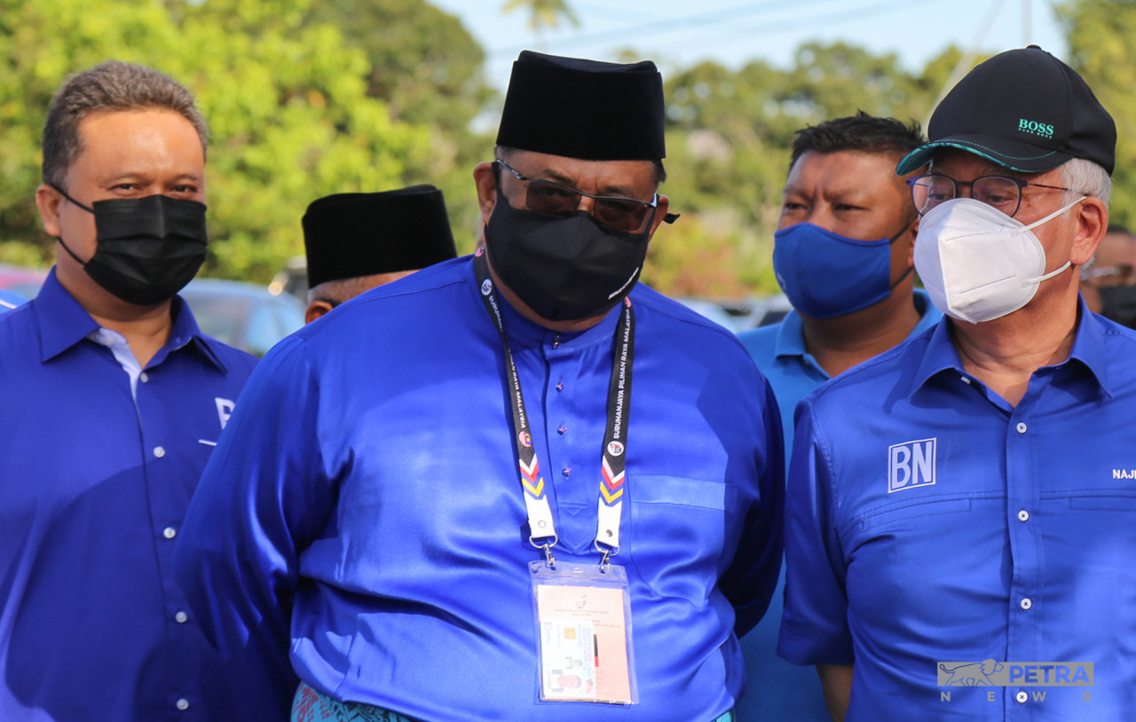 Datuk Seri Ab Rauf Yusoh (centre) is taking on former protégé Datuk Mas Ermieyati Samsudin in the Tg Bidara seat this Saturday. – MUSTAFFA KAMAL/The Vibes pic, November 18, 2021