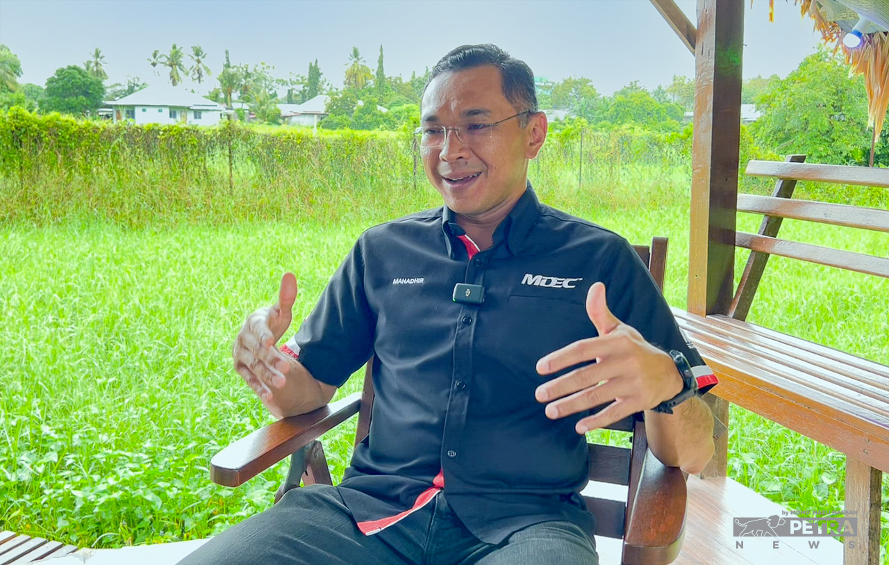 Malaysia Digital Economy Corp Sdn Bhd chief executive officer Mahadhir Aziz says among the services required by digital nomads are laundry services; e-hailing and p-hailing services; food delivery; and tourism services. – MOHD HAZLI HASSAN/The Vibes pic, November 10, 2022
