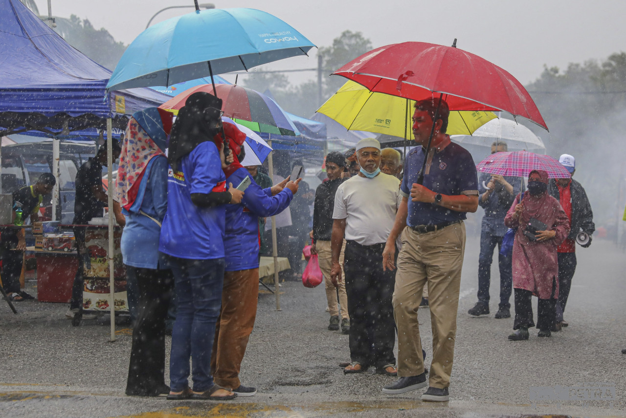 Despite the downpour, Datuk Seri Mohamad Hasan who is commonly known as Tok Mat continues his walkabout at the Taman Tuanku Jaafar night market to meet the people of his constituent. He will be replacing Rembau’s three-term MP Khairy Jamaluddin who stepped down after receiving directives from the Umno deputy president. – AZIM RAHMAN/The Vibes pic, November 9, 2022