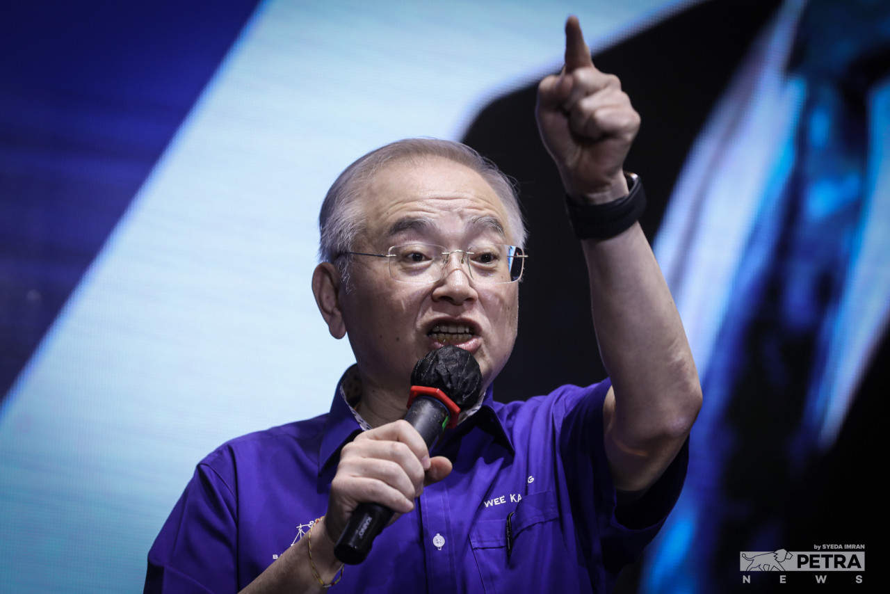 As of 6.45pm, the early count for Ayer Hitam, Johor, which MCA president Datuk Seri Wee Ka Siong is defending, shows PH leading with 167 votes, BN 134, and PN 19. – SYEDA IMRAN/The Vibes pic, November 19, 2022