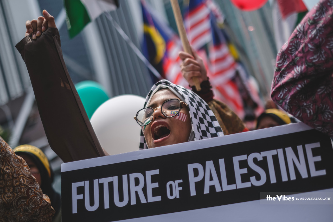 Protestors shout spiritedly despite the heat and the challenge of the fasting month. – ABDUL RAZAK LATIF/The Vibes pic, April 15, 2023