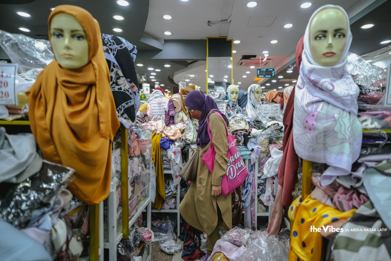 Hari Raya sales are held in stores all over the city for those doing their last-minute shopping. – ABDUL RAZAK LATIF/The Vibes pic, April 20, 2023
