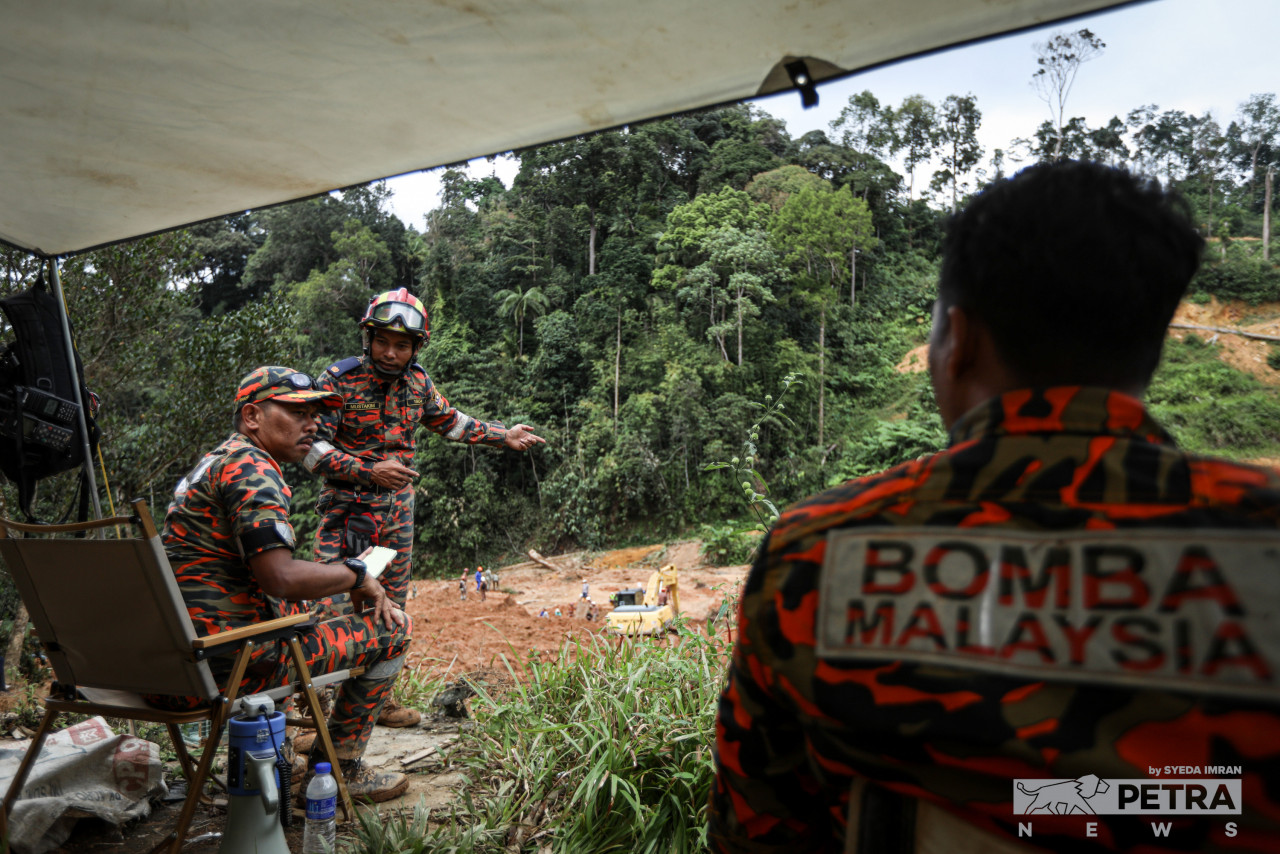 Rescuers discuss the condition of the search-and-rescue operation at the site of the landslide. – SYEDA IMRAN/The Vibes pic, December 19, 2022