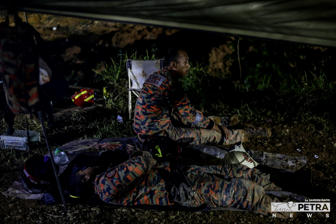Rescuers taking a breather after toiling through mud and soil in their search for the Batang Kali landslide victims. – SAIRIEN NAFIS/The Vibes pic, December 21, 2022