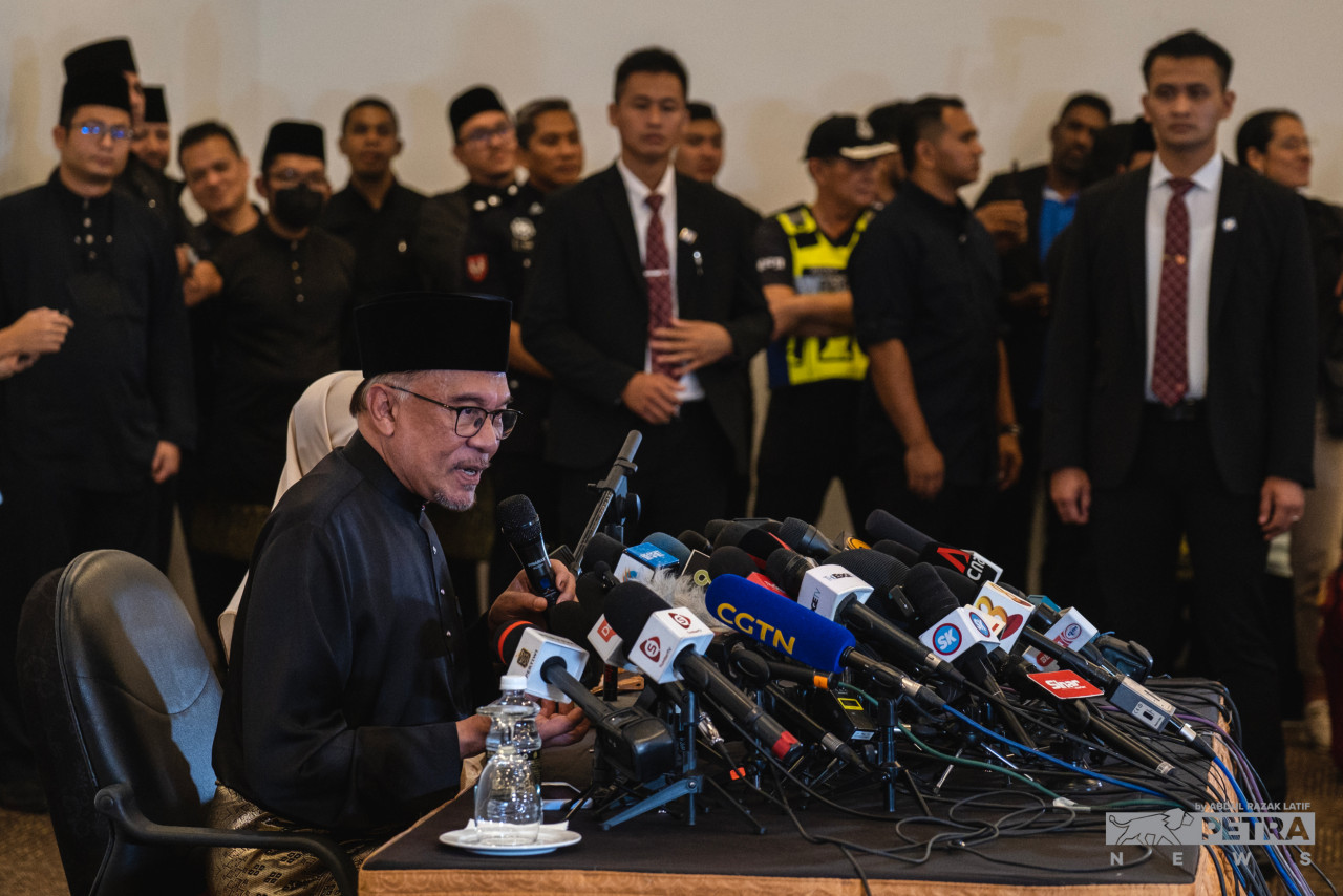 Datuk Seri Anwar Ibrahim addresses the media in his first press conference as prime minister at Sg Long Golf and Country Club in Kajang, Selangor on Thursday. Media across the world have reported on Anwar’s ascent to the nation’s top post. – ABDUL RAZAK LATIF/The Vibes pic, November 26, 2022