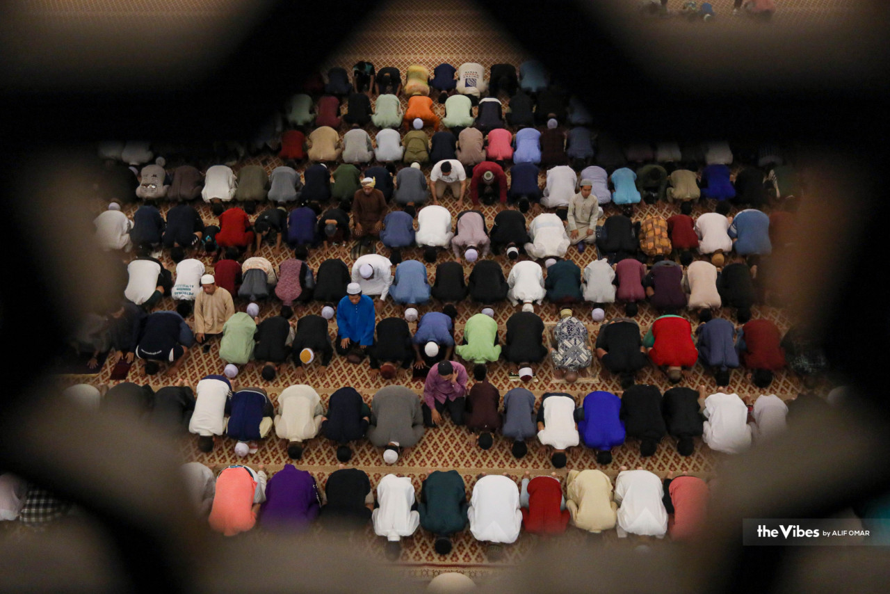 Men prostrate during tarawih prayers at Masjid Negara Kuala Lumpur. – ALIF OMAR/The Vibes pic, March 23, 2023
