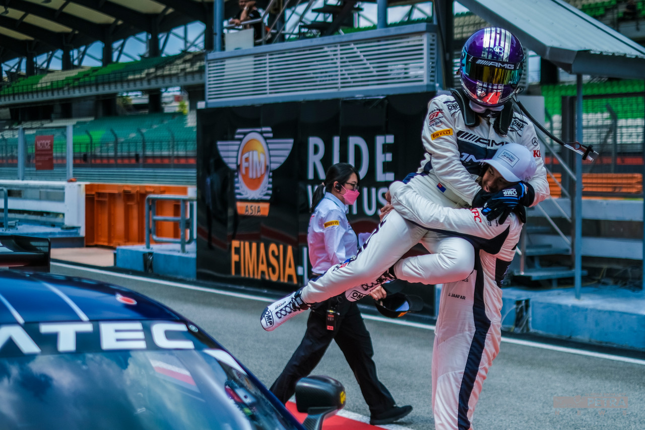 Johor Racing car number 888, driven by national speedster Jazeman Jaafar and Tunku Abu Bakar Sultan Ibrahim comes in second in race 2 of the GT World Challenge Asia’s first round at the Sepang International Circuit. – ABDUL RAZAK LATIF/The Vibes pic, January 8, 2023
