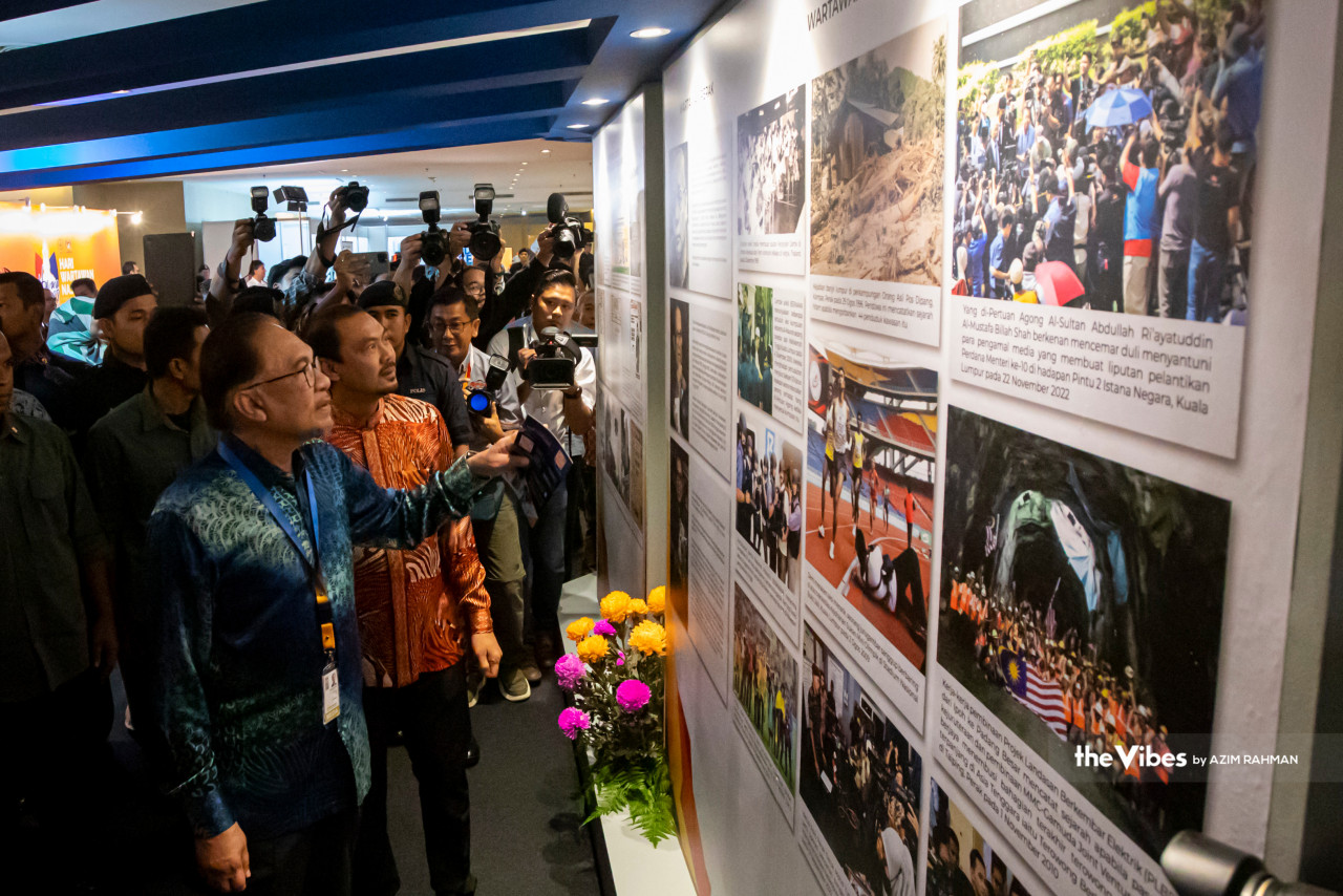 Datuk Seri Anwar Ibrahim admires a photography exhibition at the Hawana 2023 celebration at Ipoh’s Hotel Casuarina. – AZIM RAHMAN/The Vibes pic, May 30, 2023