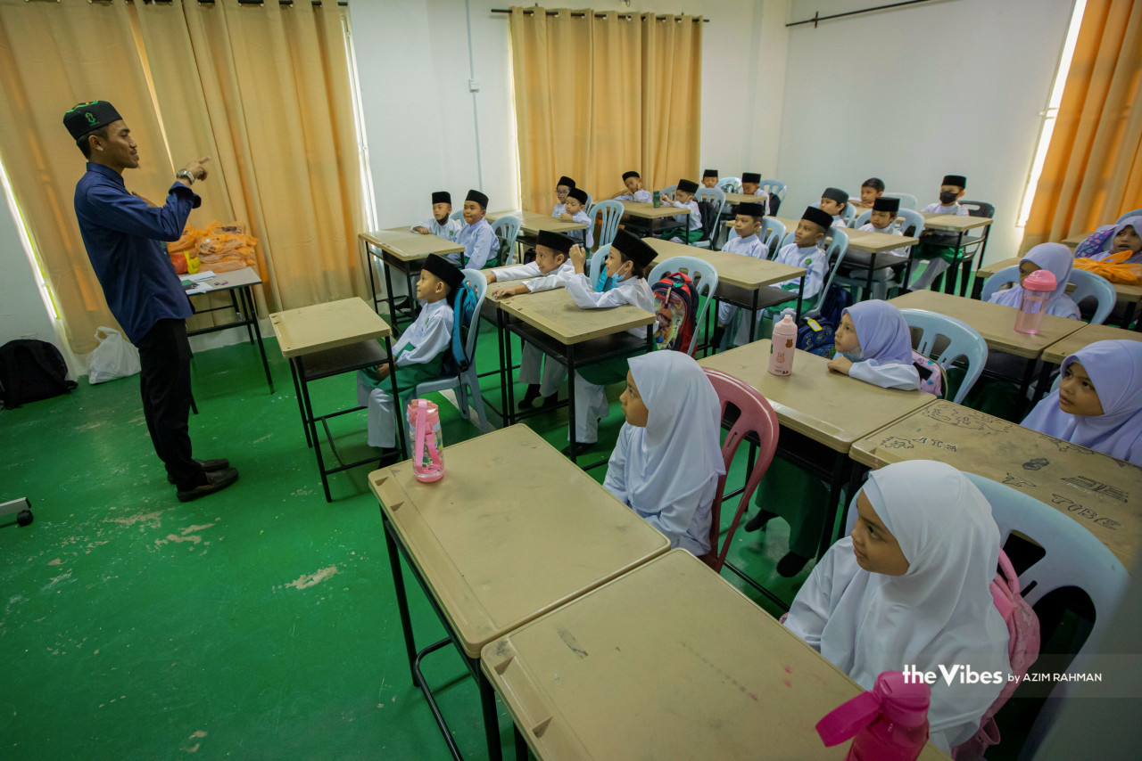 A teacher at Sekolah Rendah Islam Al Hafiz in Cyberjaya meets his new students on the first day of this year’s school session. – AZIM RAHMAN/The Vibes pic, March 20, 2023