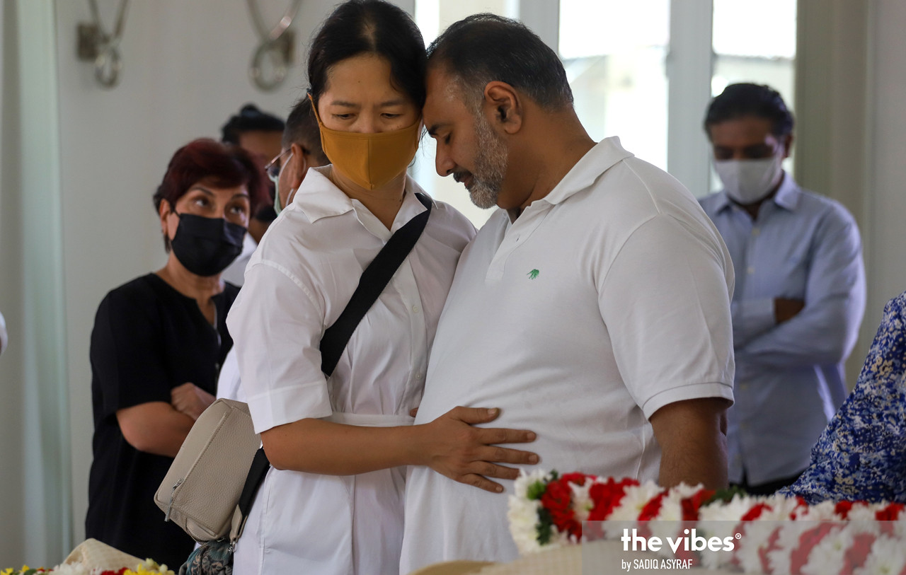 Puan Sri Sukumari Sekhar’s son, Petra Group chairman and group chief executive Datuk Dr Vinod Sekhar being consoled by his wife, Datin Dr Winy Sekhar, at the Loke Yew Crematorium in Kuala Lumpur yesterday. – SADIQ ASYRAF/The Vibes pic, March 10, 2021