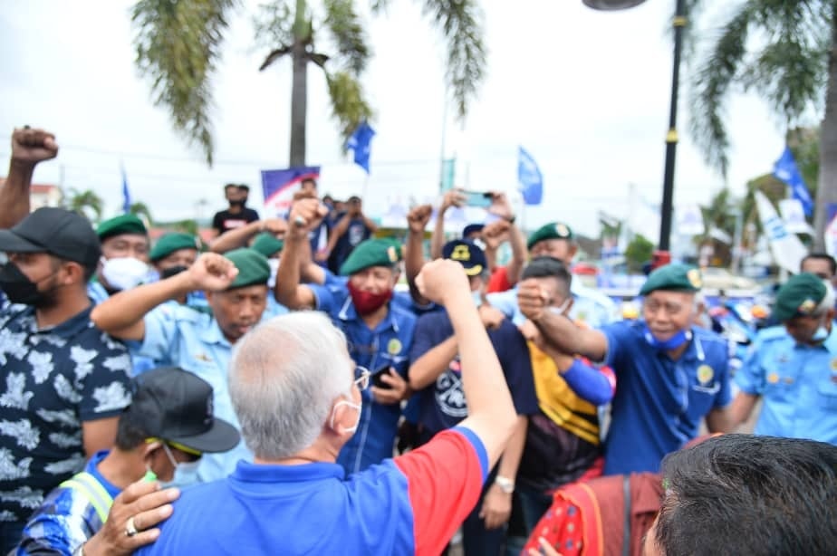 Datuk Mohamed Arshad Raji says seeing former elite soldiers gathering alongside Datuk Seri Najib Razak is both degrading and demoralising given that the Pekan MP has been labelled as a ‘national embarrassment’ and a ‘plundering idiot’. – Najib Razak Facebook pic, March 9, 2022