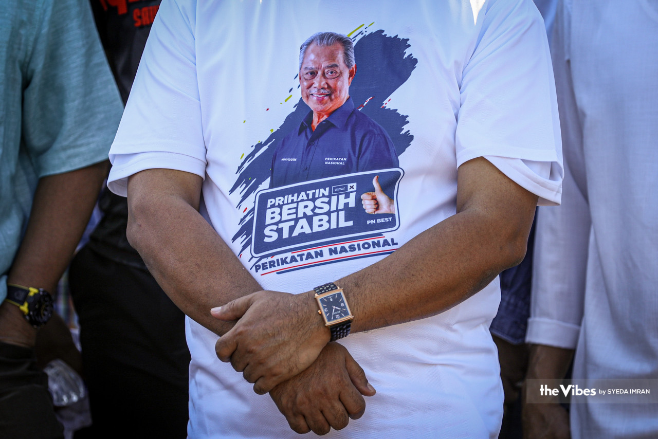 Tan Sri Muhyiddin Yassin's supporters stand in solidarity wearing a shirt featuring his face at the Malaysian Anti-Corruption Commission headquarters. He is facing charges under the Anti-Money Laundering, Anti-Terrorism Financing and Proceeds of Unlawful Activities Act 2001 and the Malaysian Anti-Corruption Commission Act 2009. – SYEDA IMRAN/The Vibes pic, March 11, 2023