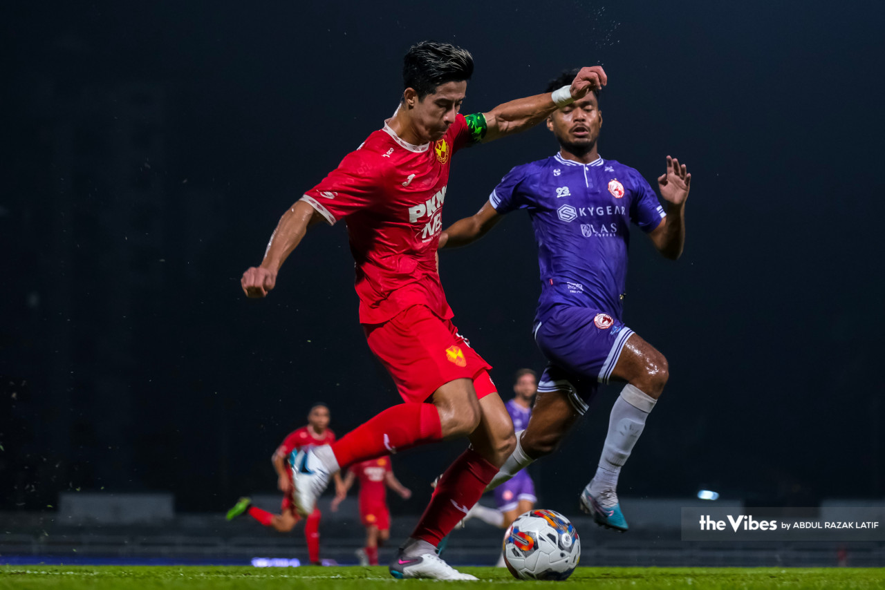Selangor FC’s Brendan Gan (left) during the Super League match between Selangor and Kelantan FC at MBPJ Stadium last night. – ABDUL RAZAK LATIF/The Vibes pic, April 10, 2023
