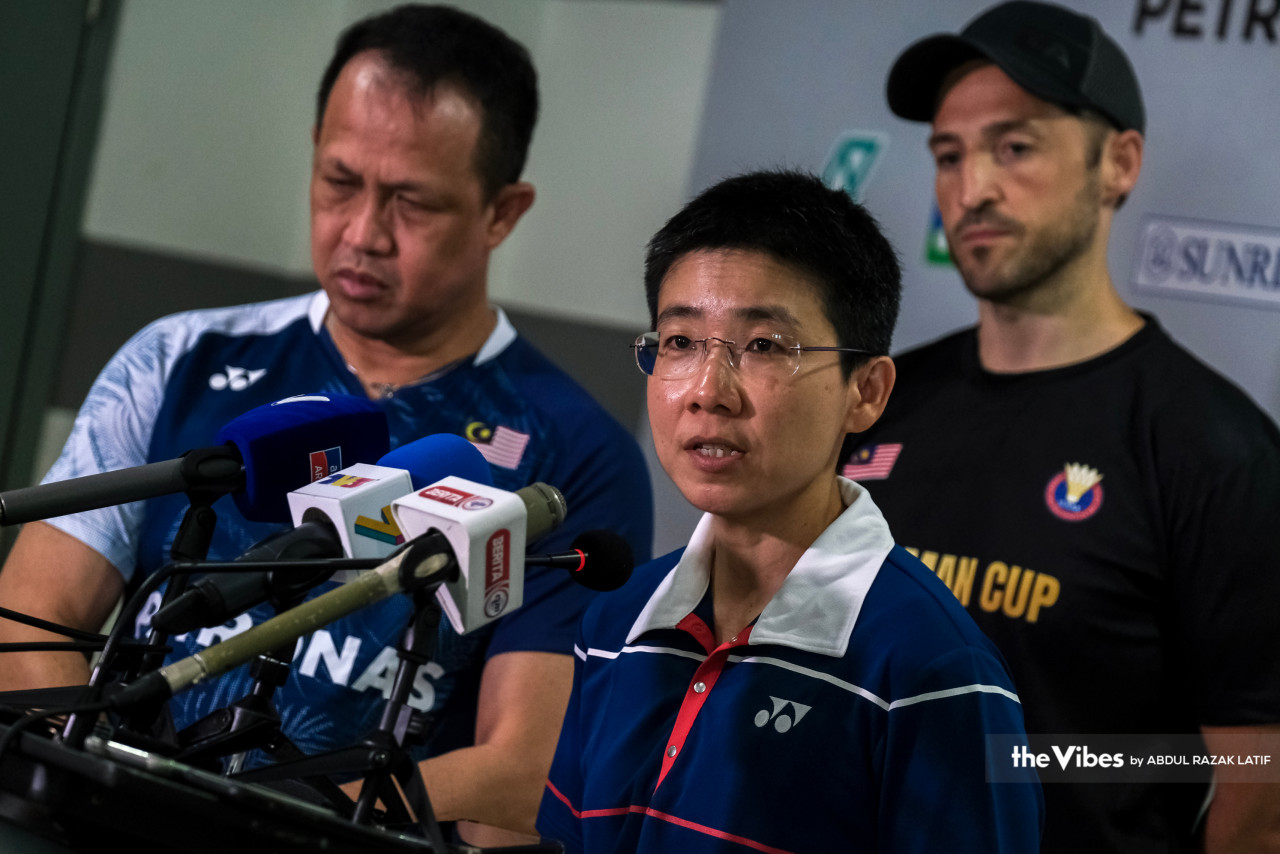 Akademi Badminton Malaysia CEO Michelle Chai’s (centre) abrupt resignation comes after the ‘unacceptable’ 0-3 loss by the women’s team to minnows Phillippines in the team event at the 2023 SEA Games in Phnom Penh, Cambodia. – ABDUL RAZAK LATIF/The Vibes pic, May 11, 2023