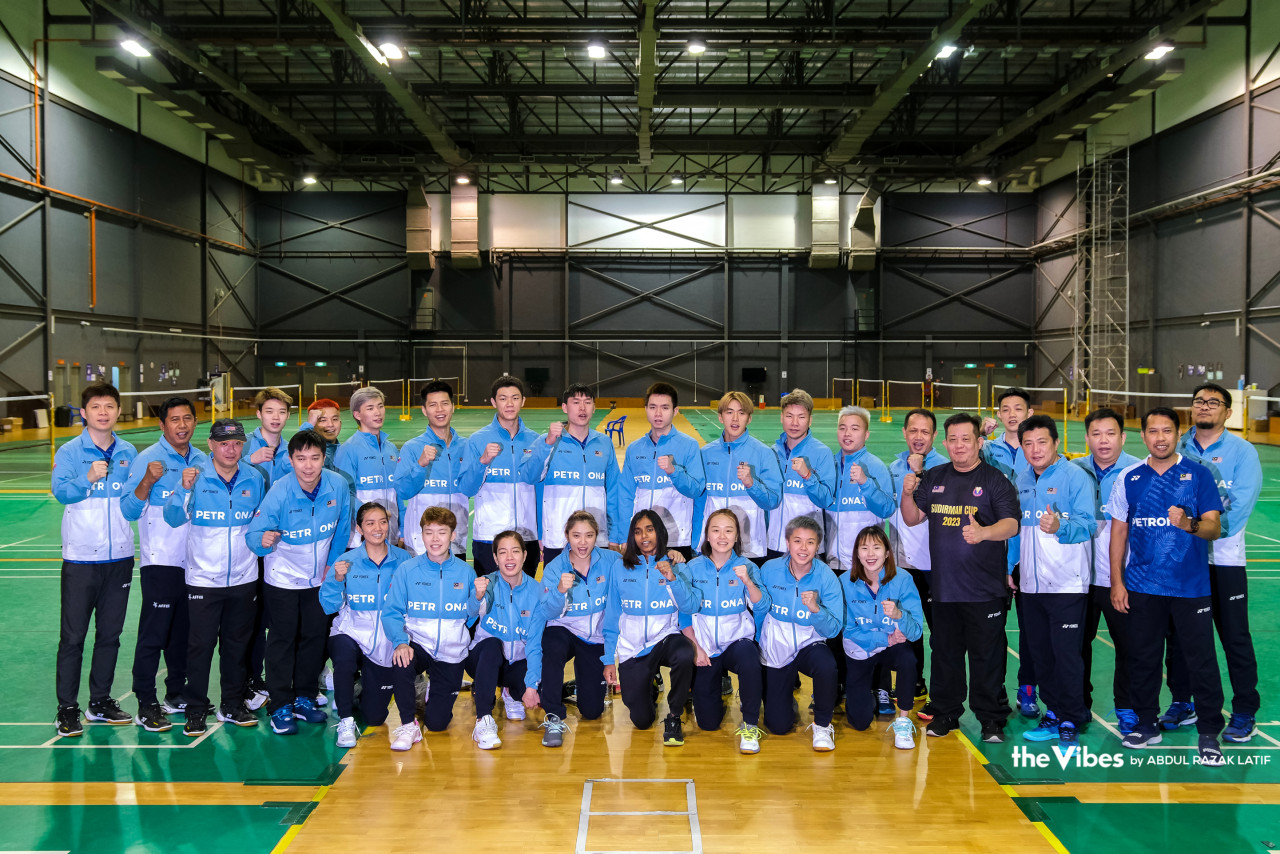 A group photo of the Malaysian team heading to Suzhou, China for the Sudirman Cup. – ABDUL RAZAK LATIF/The Vibes pic, May 9, 2023