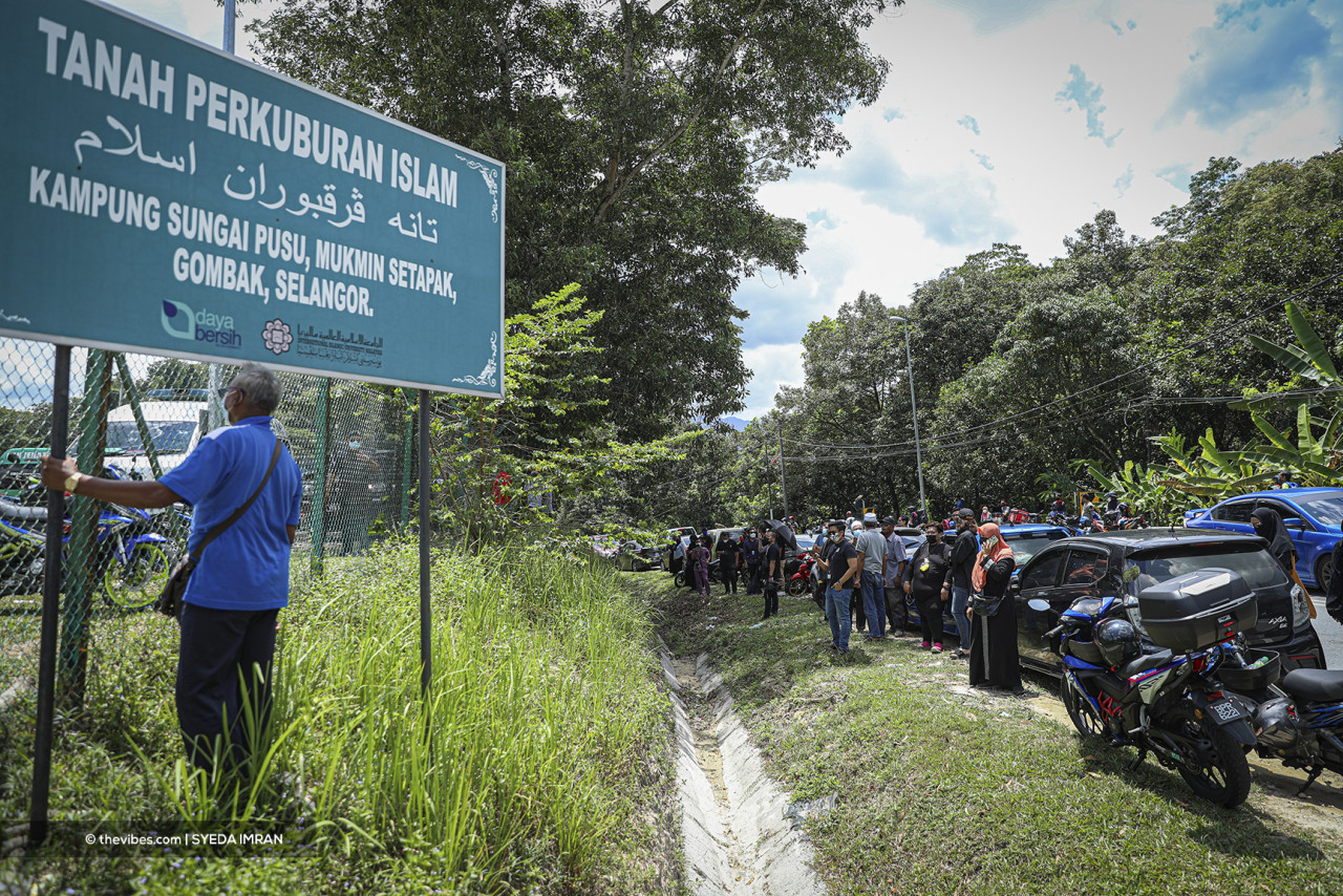 People at the Kg Sg Pusu Muslim cemetary in Gombak for Siti Sarah Raissuddin’s funeral on Monday. – SYEDA IMRAN/The Vibes pic, August 11, 2021