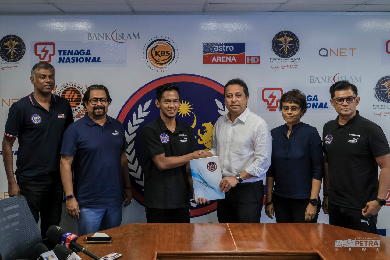 Faizal Saari (centre-left) is leaving on August 11 to play with Dutch club ZSV Schaerweijde after signing a 10-month contract with them. – ABDUL RAZAK LATIF/The Vibes pic, August 9, 2022