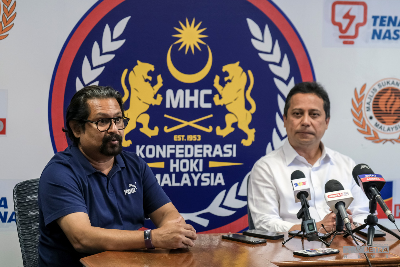 Malaysian Hockey Confederation (MHC) president Datuk Seri Subahan Kamal (left) believes that Faizal’s journey to play in an overseas major league will help elevate the standards of Malaysian hockey. – ABDUL RAZAK LATIF/The Vibes pic, August 9, 2022