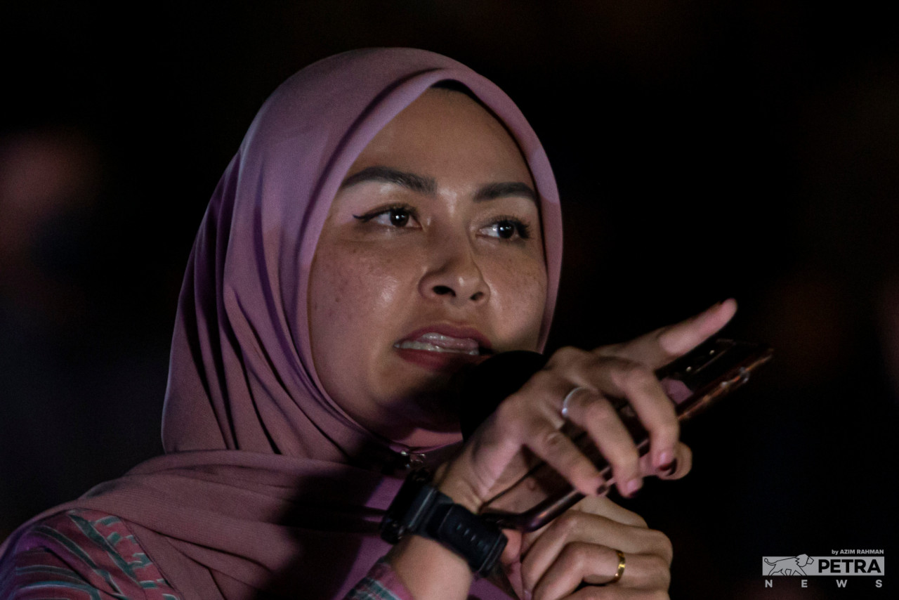 As of 9.44pm in Bentong, Tan Sri Liow Tiong Lai (BN) trails Young Syefura Othman (PH) (pic) wityh 1,363 votes to her 2,440. – AZIM RAHMAN/The Vibes pic, November 19, 2022