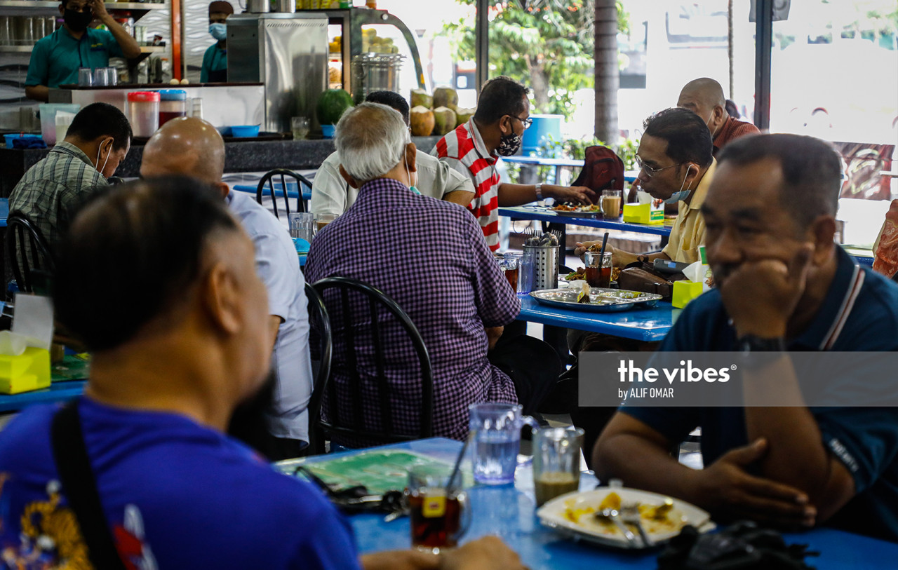 Economy Minister Rafizi Ramli has recently called on the public to boycott eateries that refuse to lower their prices despite the reduction of costs for some raw materials. – ALIF OMAR/File pic, January 29, 2023