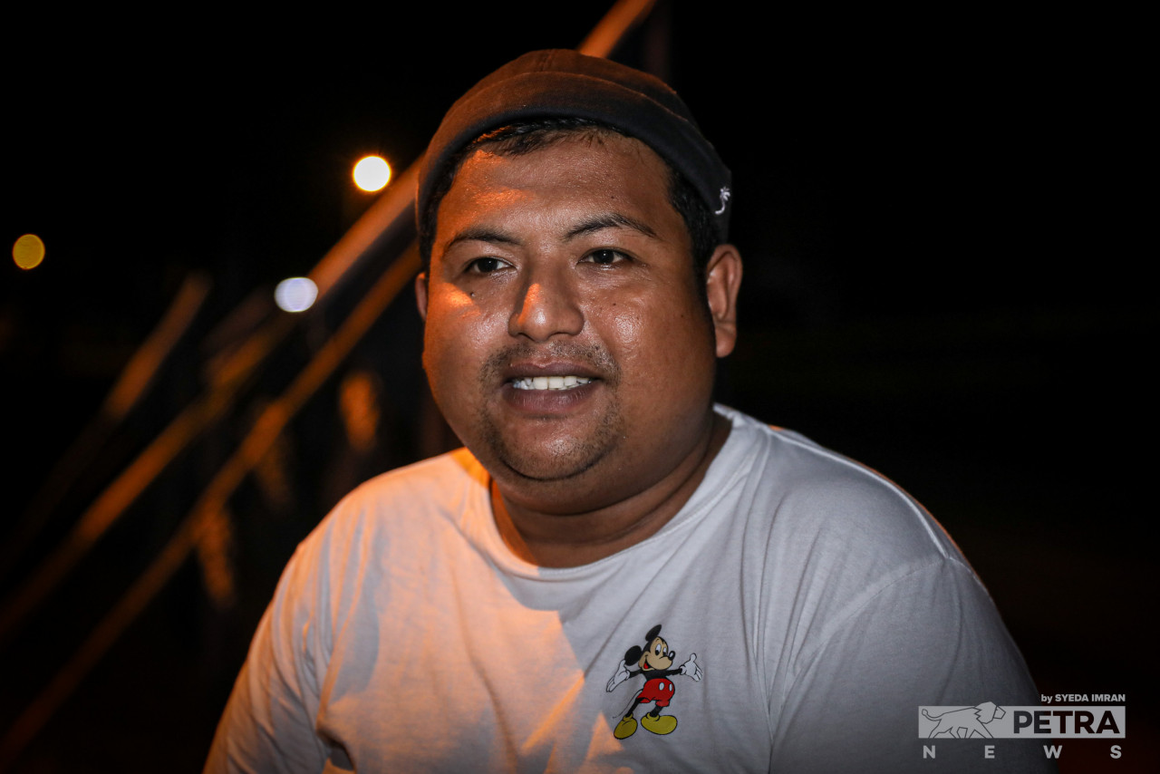 Muhammad Aiman Che Ya, 27, says that he is sure the displays will highlight to voters how the coalition has support from most of the villagers. – SYEDA IMRAN/The Vibes pic, November 12, 2022
