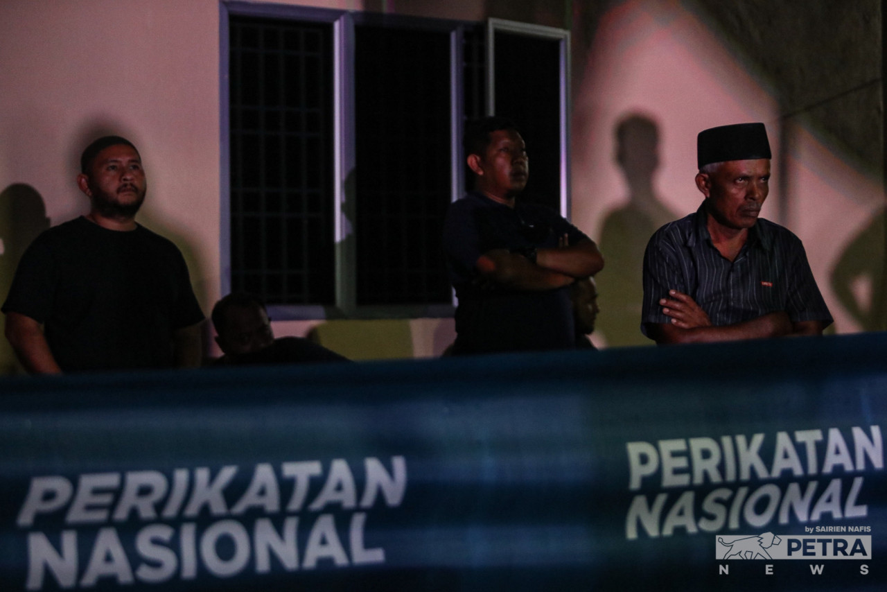 Constituents listen attentively during a Perikatan Nasional campaign speech ahead of the 15th general election at Kg Kanchong Darat on November 9, 2022. – SAIRIEN NAFIS/The Vibes pic, November 10, 2022