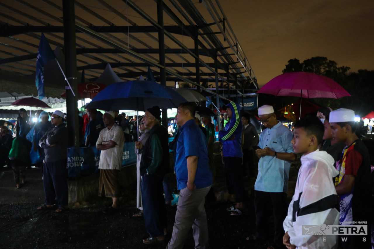 Constituents listen during a Perikatan Nasional campaign speech ahead of the 15th general election at Kg Kanchong Darat on November 9, 2022. – SAIRIEN NAFIS/The Vibes pic, November 10, 2022
