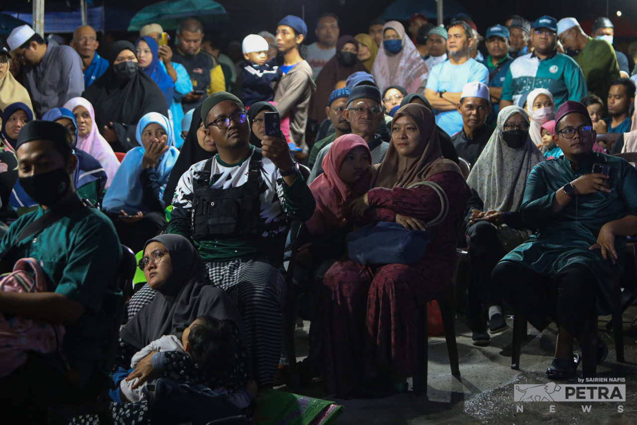 Kg Kanchong Darat residents show up in full force at the Perikatan Nasional campaign speech in preparation for the 15th general election. – SAIRIEN NAFIS/The Vibes pic, November 10, 2022