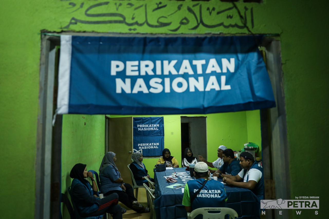 While some might be arguing over candidates during election campaign season, a number of Bera locals are using these two weeks as an opportunity for convivial bonding while helping out with political chores. – SYEDA IMRAN/The Vibes pic, November 12, 2022