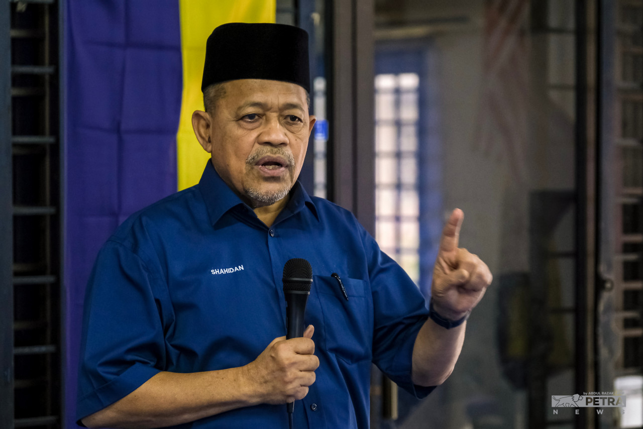 A Perak Umno lawyer explains that Datuk Seri Ahmad Zahid Hamidi had effectively triggered a civil war in Umno by alienating extremely powerful warlords – leading Datuk Seri Shahidan Kassim (pic) to contest under the Perikatan Nasional (PN) banner against his former party in Perlis. – ABDUL RAZAK LATIF/The Vibes pic, November 13, 2022 