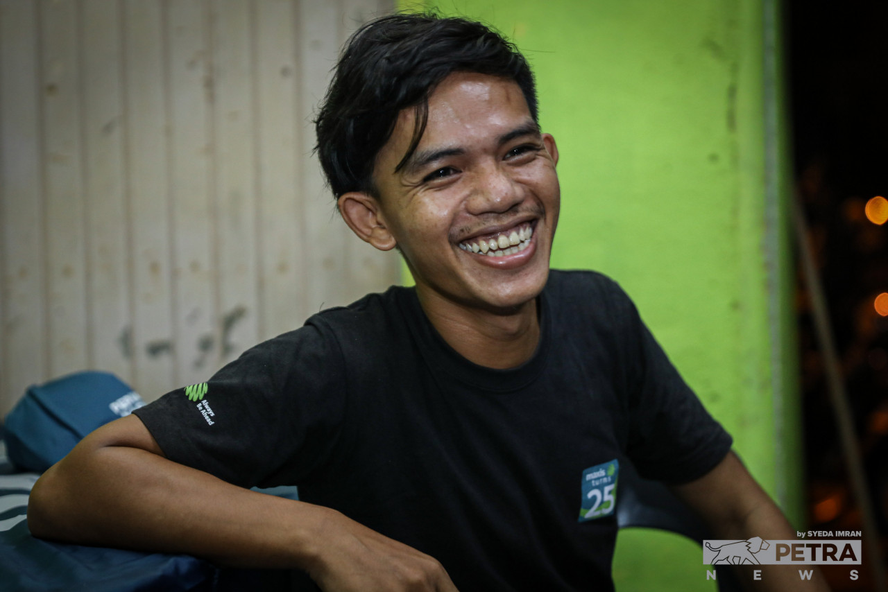Sufri Imran Shamsudin, 27, is joining political work for the first time and said that it is a thrilling experience while expressing his support for Tan Sri Muhyiddin Yassin. – SYEDA IMRAN/The Vibes pic, November 12, 2022
