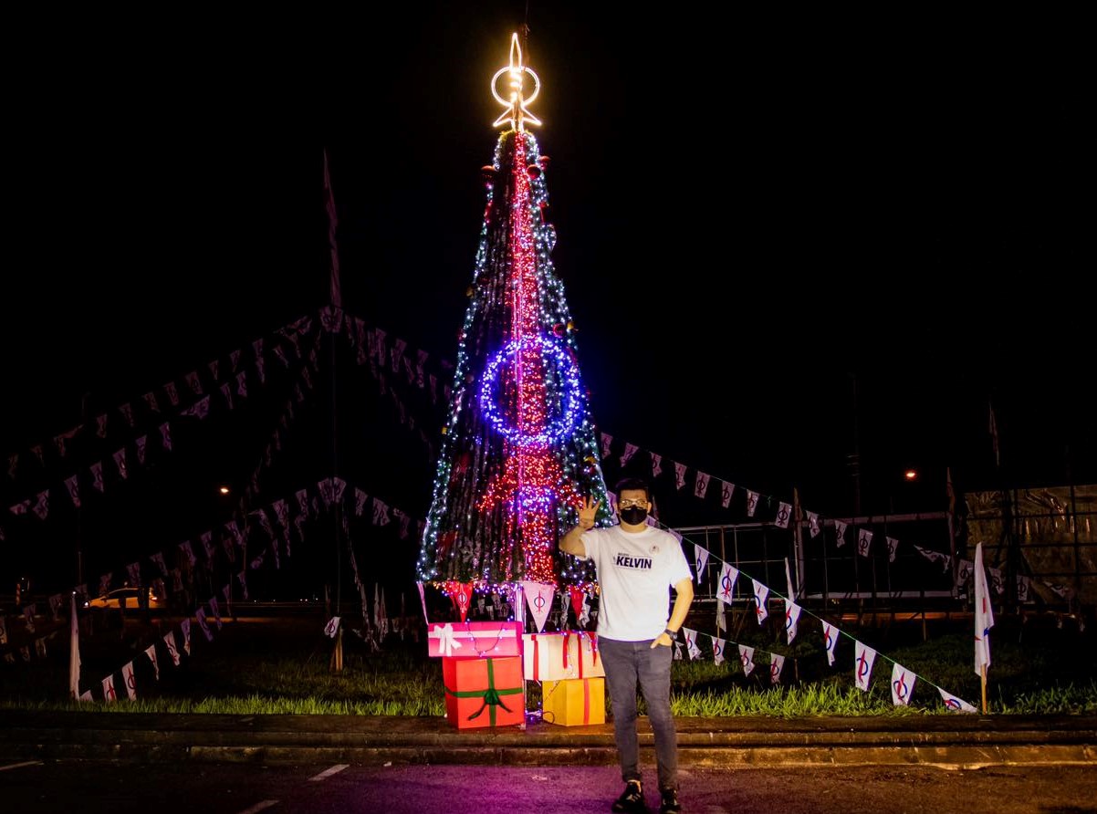 DAP’s Christmas tree, which was put up near the Batu Kawah bridge was criticised and vandalised. – Kelvin Yii Facebook pic, December 9, 2021