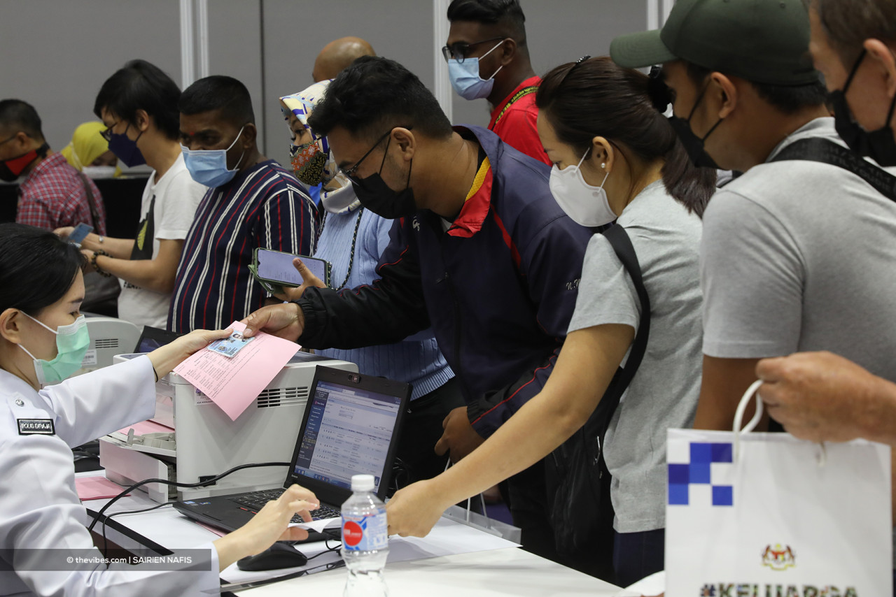 Parti Sosialis Malaysia deputy chairman S. Arutchelvan says police and Road Transport Department summons discount counters set up as part of the programme caused unnecessary crowding. – SAIRIEN NAFIS/The Vibes pic, December 11, 2021