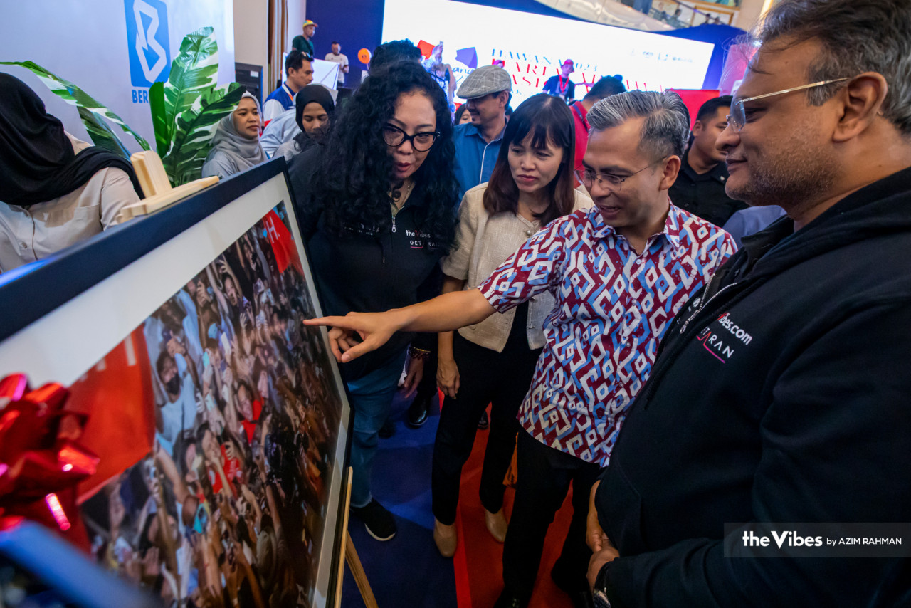Communications and Digital Minister Fahmi Fadzil (pointing), together with his deputy Teo Nie Ching (to his left), visits The Vibes and Getaran’s stall at Hawana 2023. They are flanked by The Vibes’ managing editor Terence Fernandez and The Vibes’ Culture & Lifestyle editor Shazmin Shamsuddin. – AZIM RAHMAN/The Vibes pic, May 30, 2023