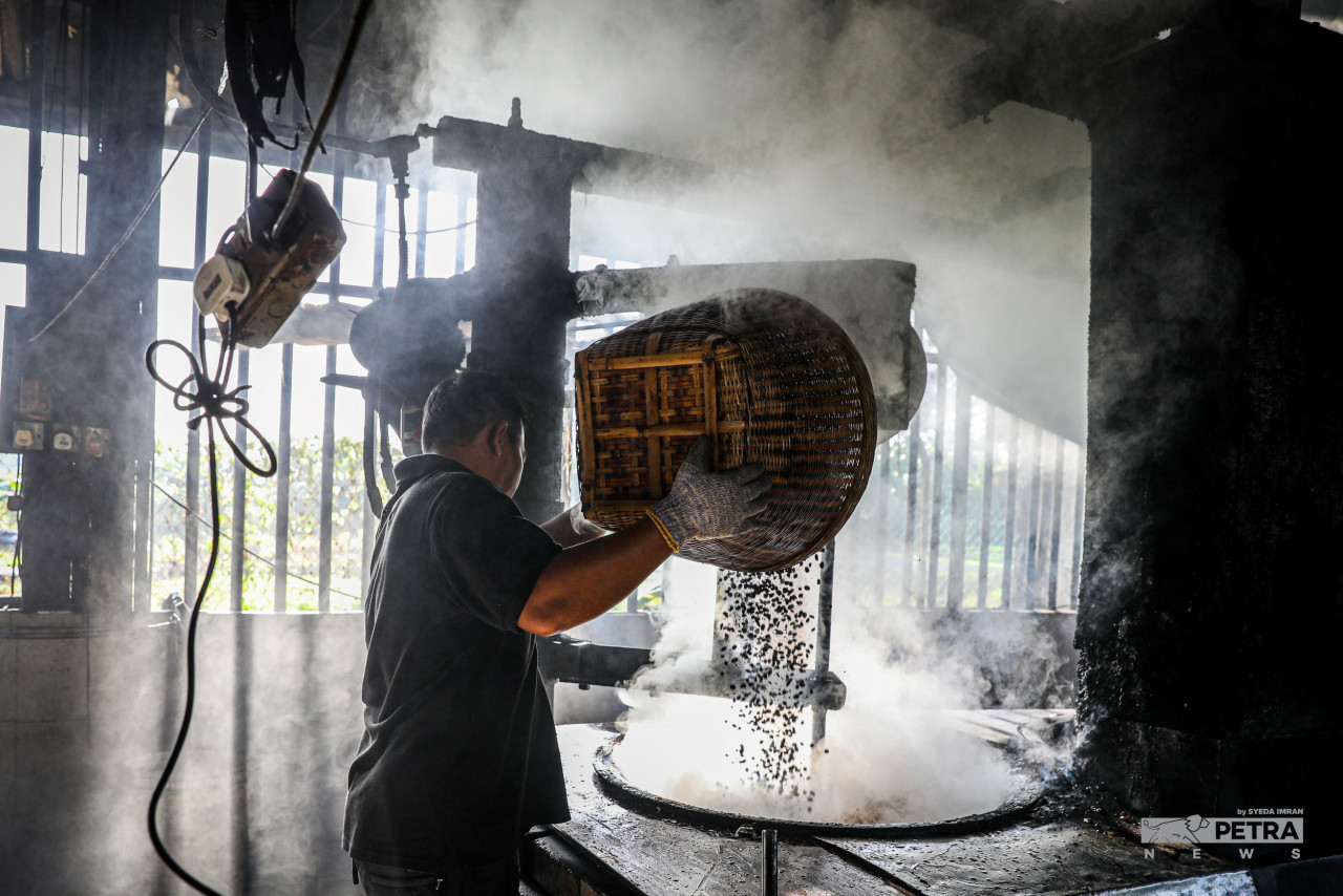 Despite many modern changes in Malaysian life, traditional ways continue to survive, such as the use of charcoal, sugar and butter to roast coffee beans at the Chun Hoe Coffee Factory in Klang since 1960. – SYEDA IMRAN/The Vibes pic, December 31, 2022