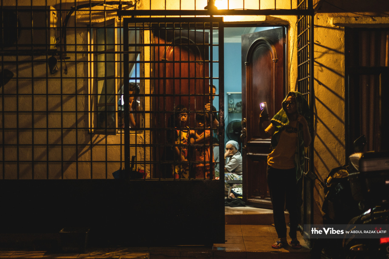 Every household in the residence participates in the activity to ensure that the tradition is not consumed by time and modernity. – ABDUL RAZAK LATIF/The Vibes pic, April 7, 2023