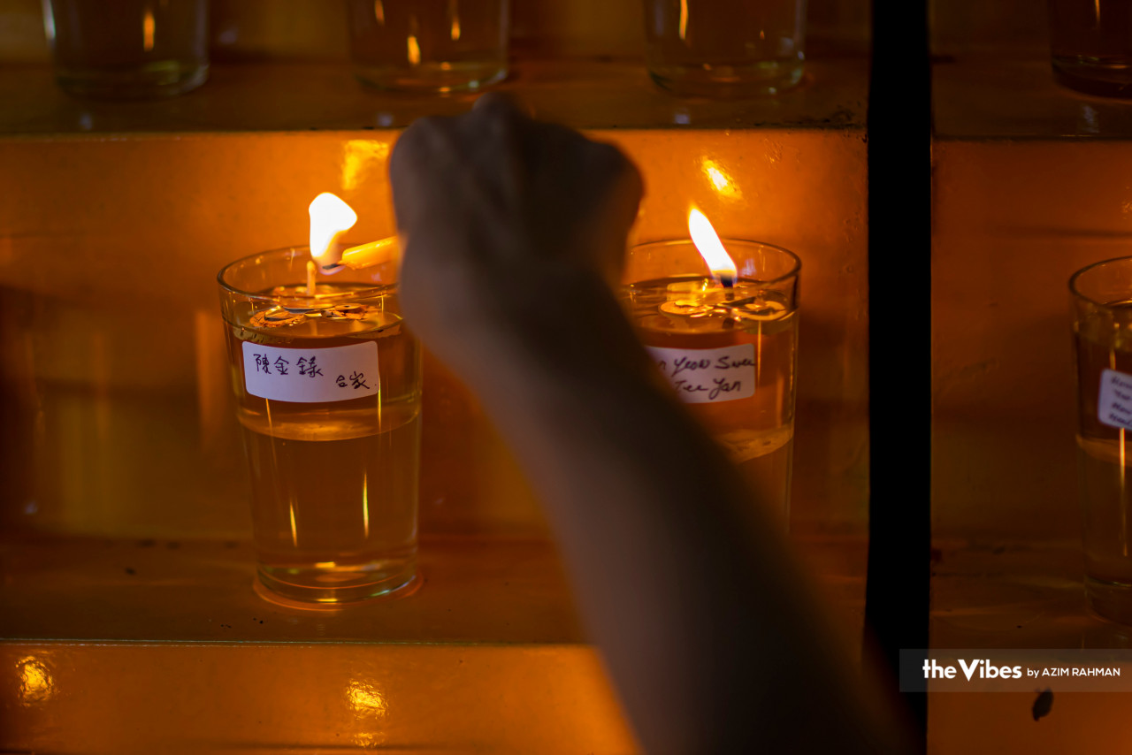 A devotee lights candles as part of a religious ceremony. – AZIM RAHMAN/The Vibes pic, May 4, 2023