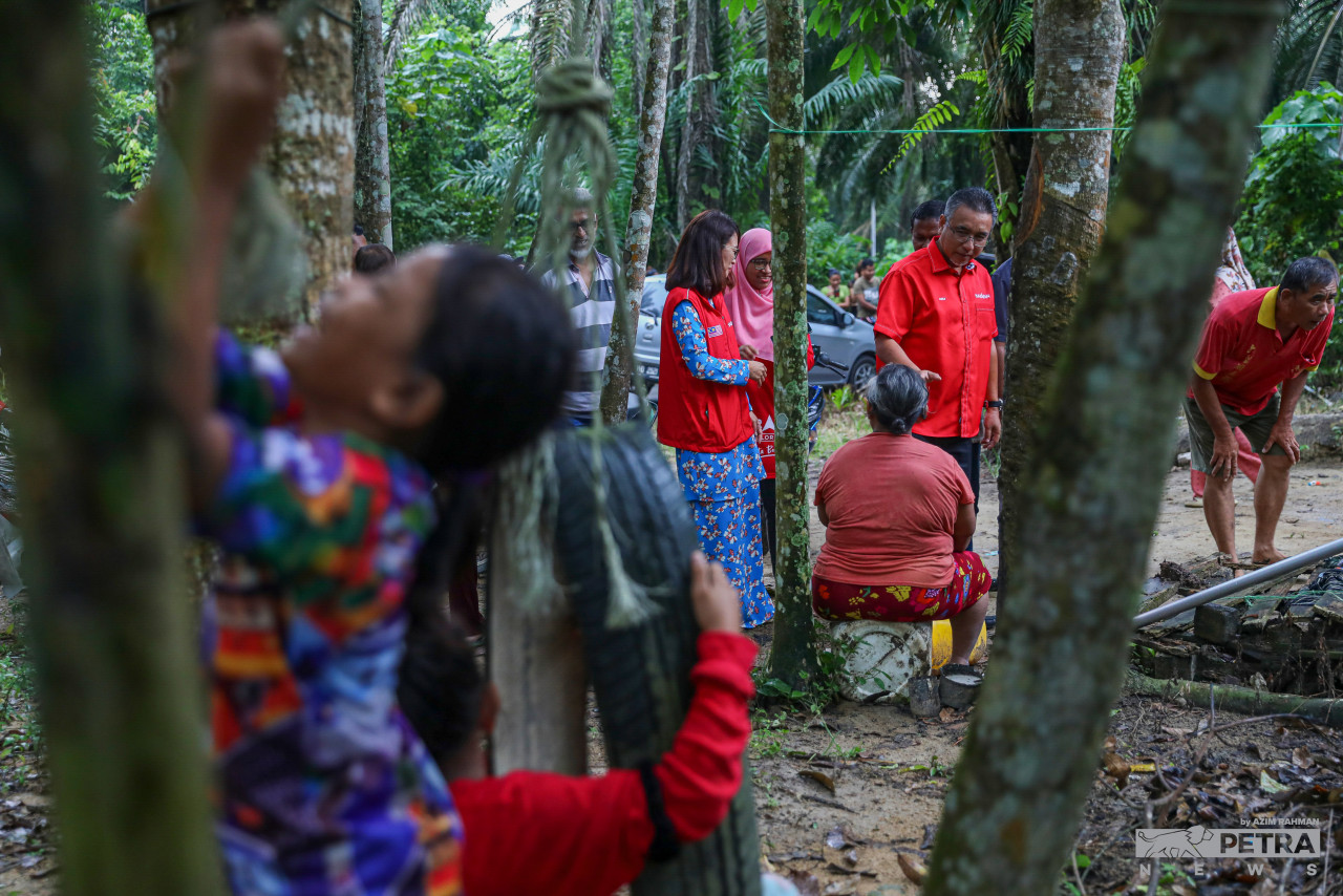 Adly Zahari, Pakatan Harapan’s candidate for the Alor Gajah parliamentary seat, canvasses for votes at an Orang Asli village in Kubang Badak. – AZIM RAHMAN/The Vibes pic, November 13, 2022 