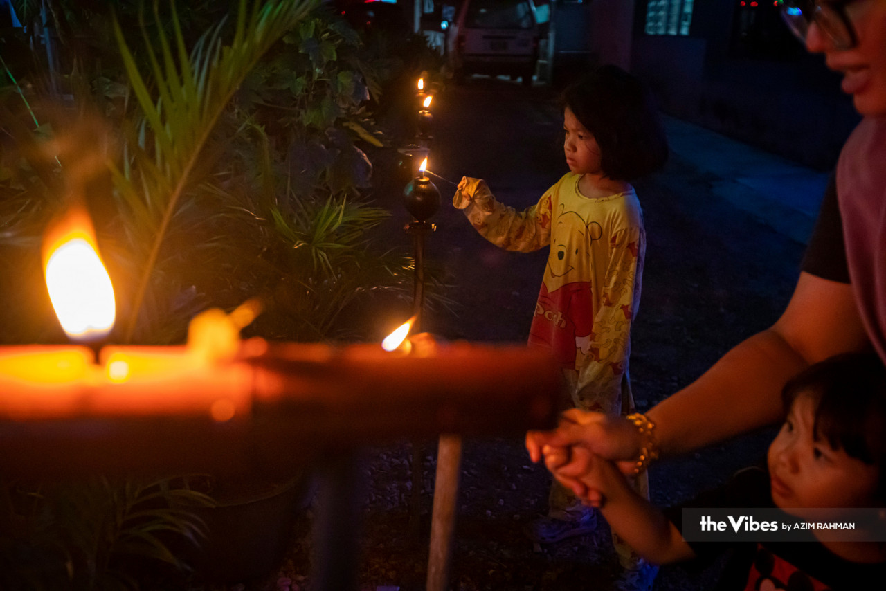 Children playing with firecrackers add to the joyous atmosphere of Hari Raya in Kg Jenjarom. – AZIM RAHMAN/The Vibes pic, April 21, 2023