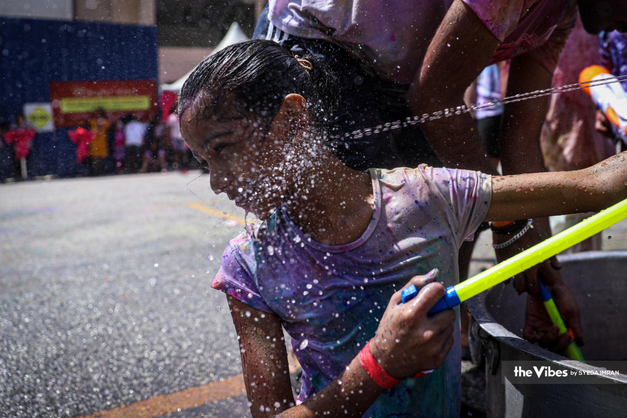 No one is safe from splashing water and colourful powder during Holi. – SYEDA IMRAN/The Vibes pic, March 22, 2023