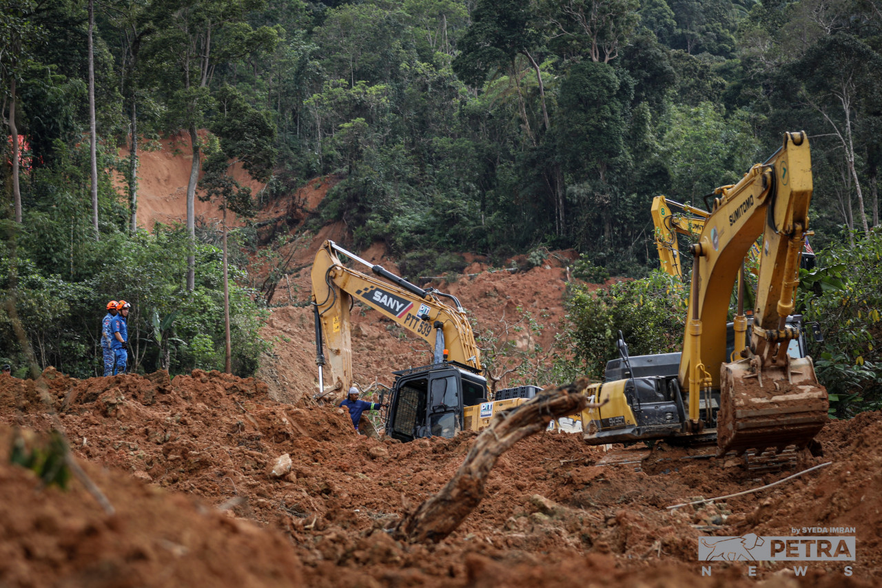 Rescuers directing excavators at the site of the landslide. – SYEDA IMRAN/The Vibes pic, December 19, 2022