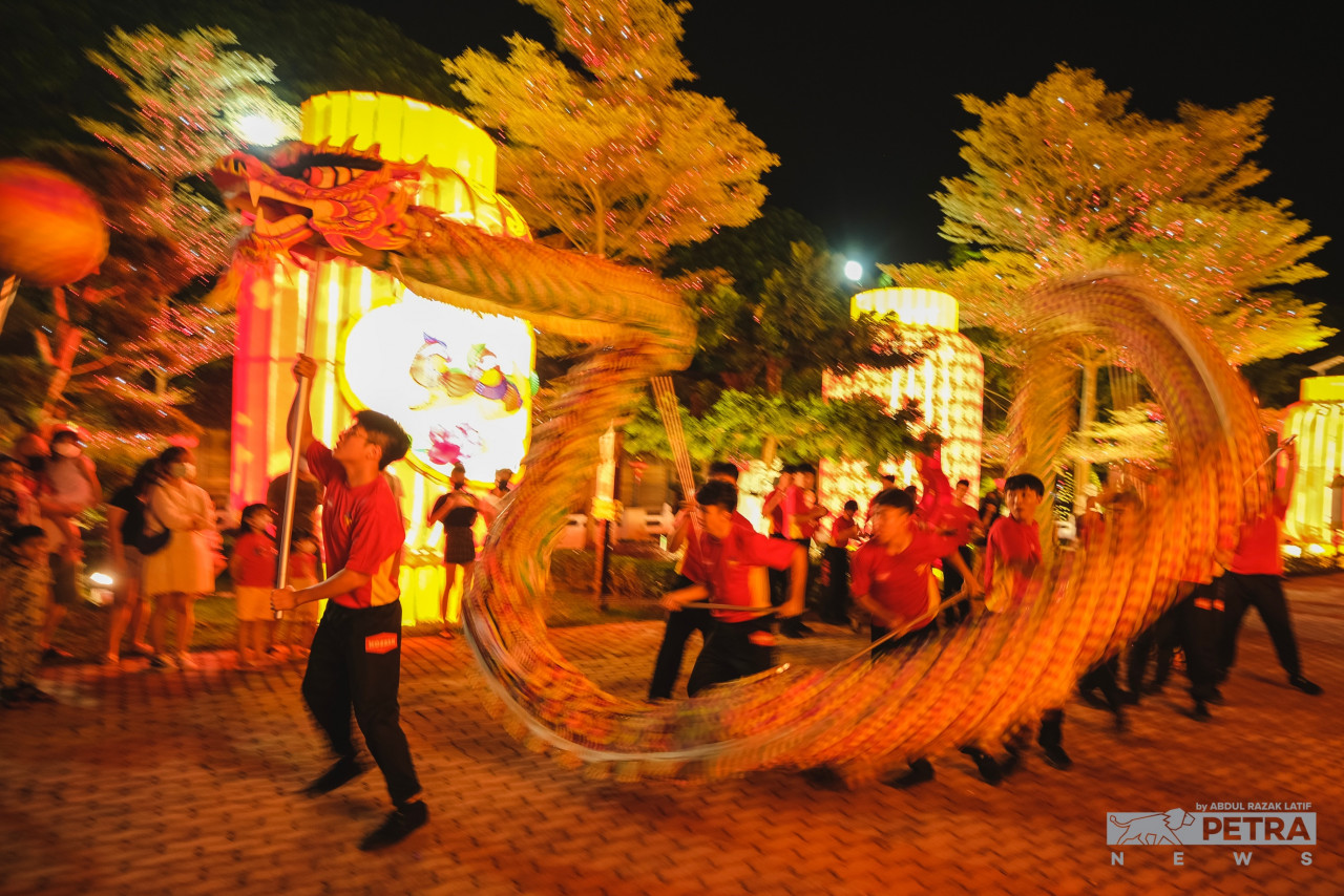 A dance troupe delivers an exhilarating dragon dance performance at the FGS Dong Zen Temple. – ABDUL RAZAK LATIF/The Vibes pic, January 21, 2023