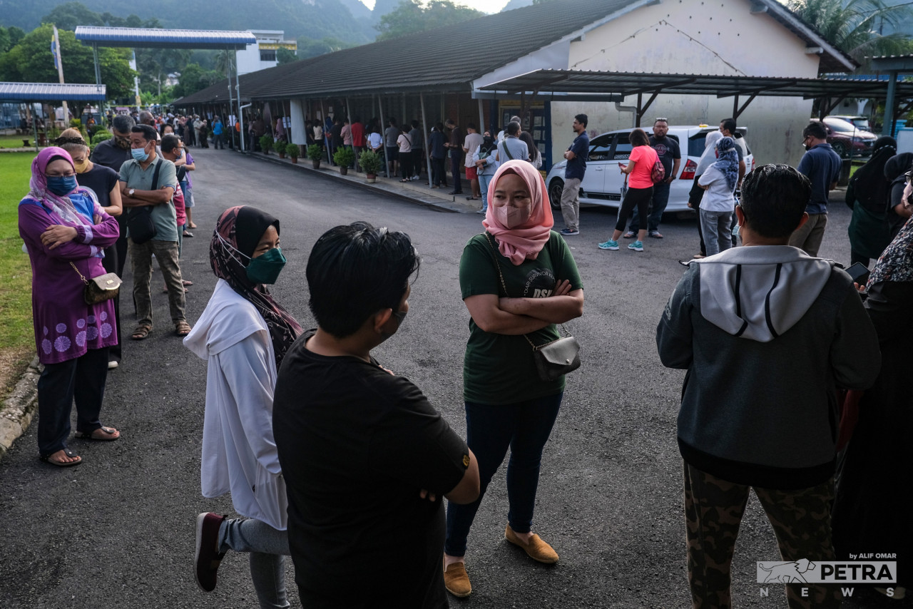 The 15th general election electoral roll has 21,173,638 voters, and of that number, 20,905,366 who are ordinary voters, cast their ballots on Saturday. – ALIF OMAR/The Vibes pic, November 21, 2022