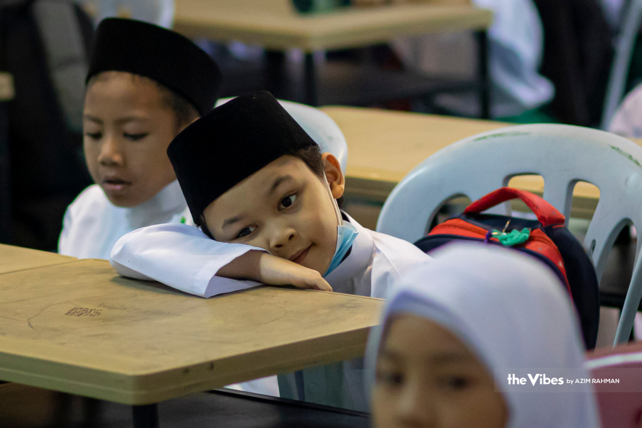One young boy at Sekolah Rendah Islam Al Hafiz in Cyberjaya might be reconsidering his decision to get out of bed this morning. – AZIM RAHMAN/The Vibes pic, March 20, 2023