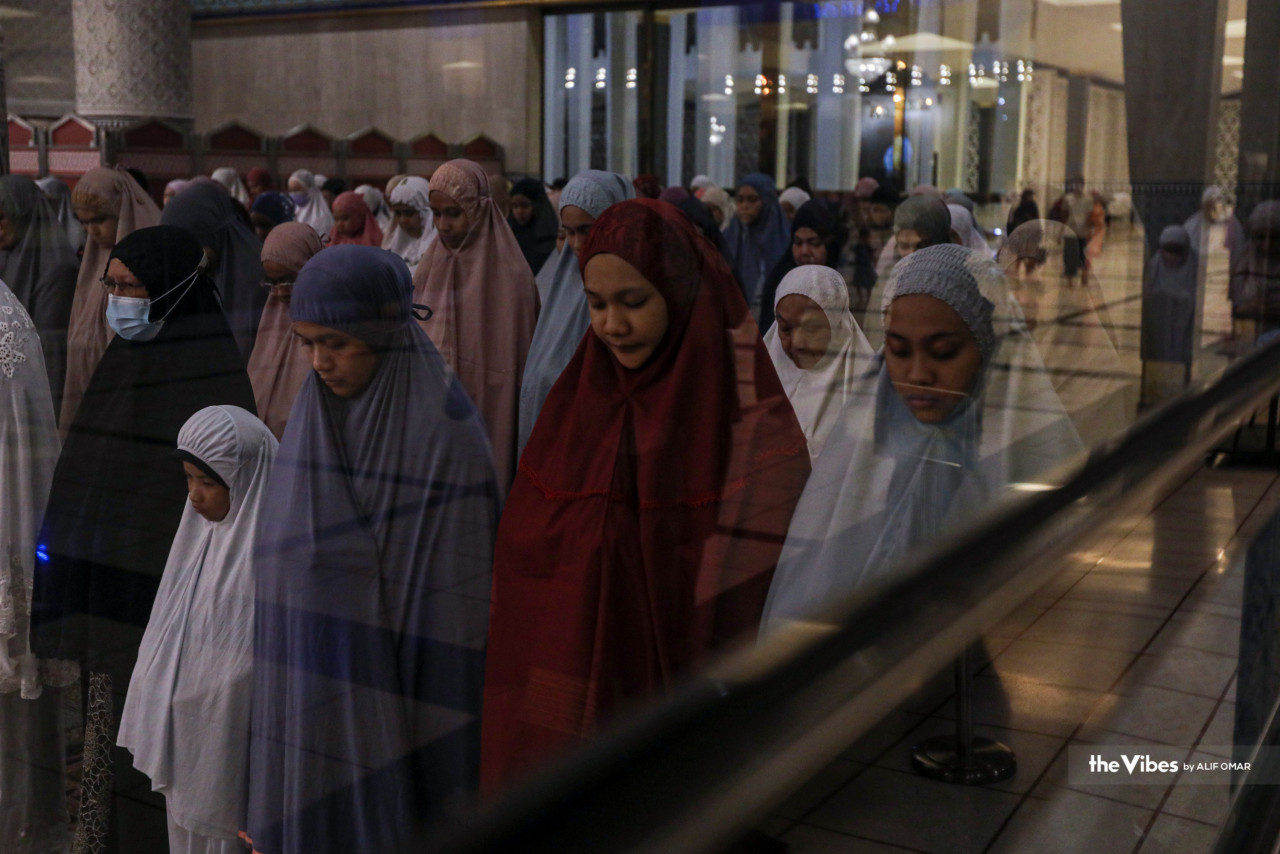 Contemplative worshippers carry out tarawih prayers at Masjid Negara Kuala Lumpur. – ALIF OMAR/The Vibes pic, March 23, 2023