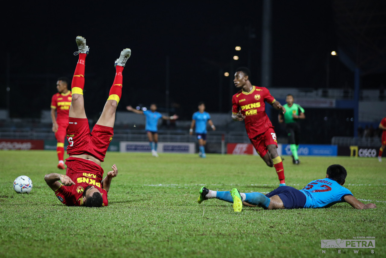 Selangor takes on Sabah in the Malaysian Super League. Both teams ended the match with a 1-1 draw. Herlison Caion de Sousa Ferreira scored for Selangor while Saddil Ramdani scored for Sabah. – SYEDA IMRAN/The Vibes pic, January 8, 2023