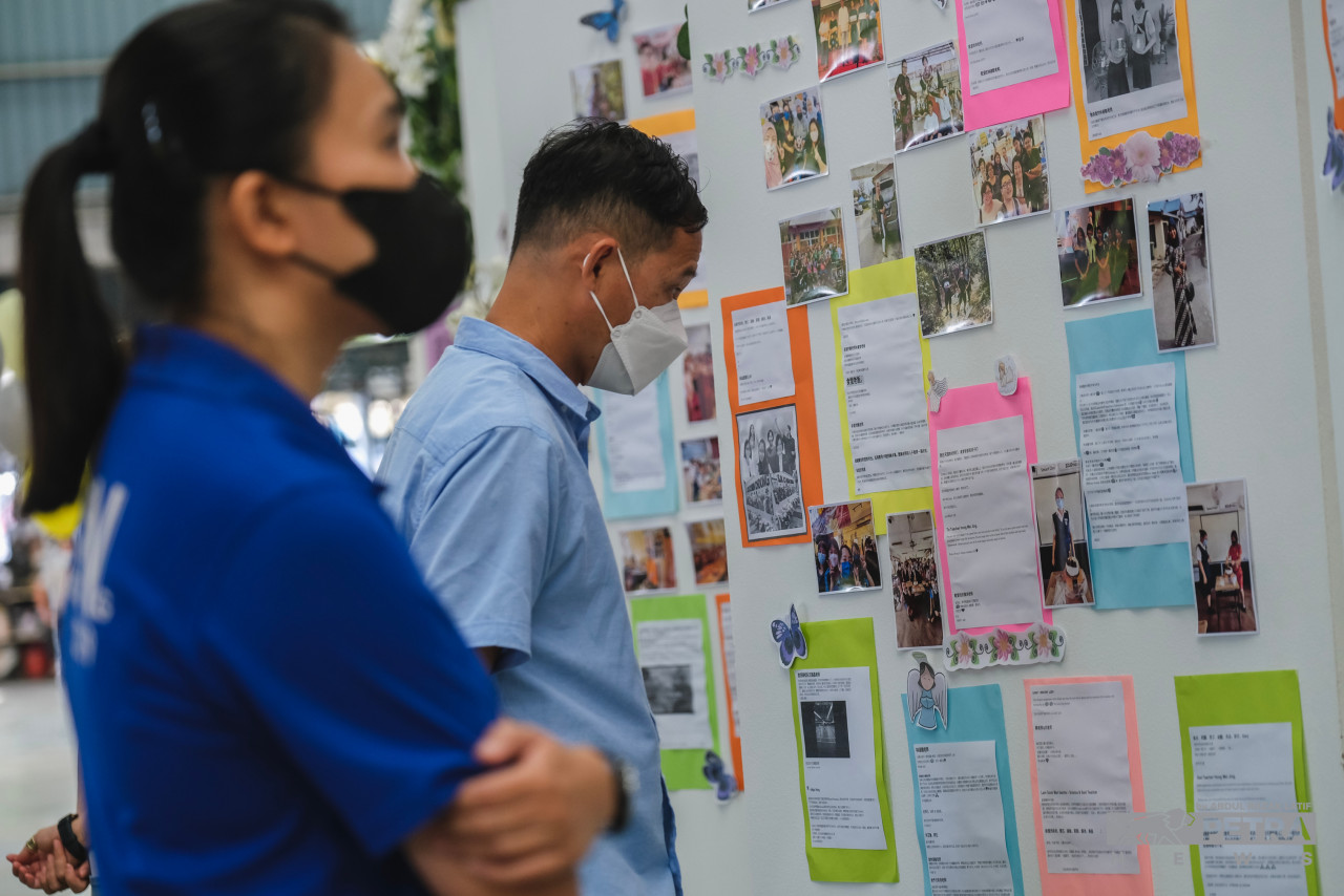 Mourners read the tribute board at the memorial where students have left messages and photos for their teachers who died in the landslide. – ABDUL RAZAK LATIF/The Vibes pic, December 31, 2022