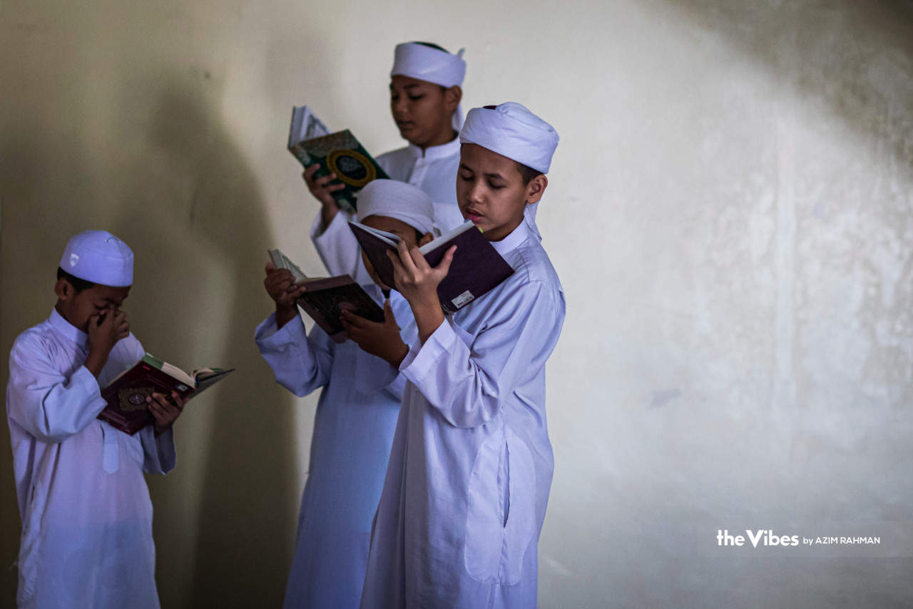 From the 20th night of Ramadan until the eve of Hari Raya Aidilfitri, Muslims will begin chasing the sacred night known as ‘lailatulqadar.’ – AZIM RAHMAN/The Vibes pic, April 9, 2023